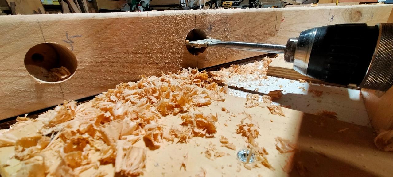 Artisan travaillant le bois